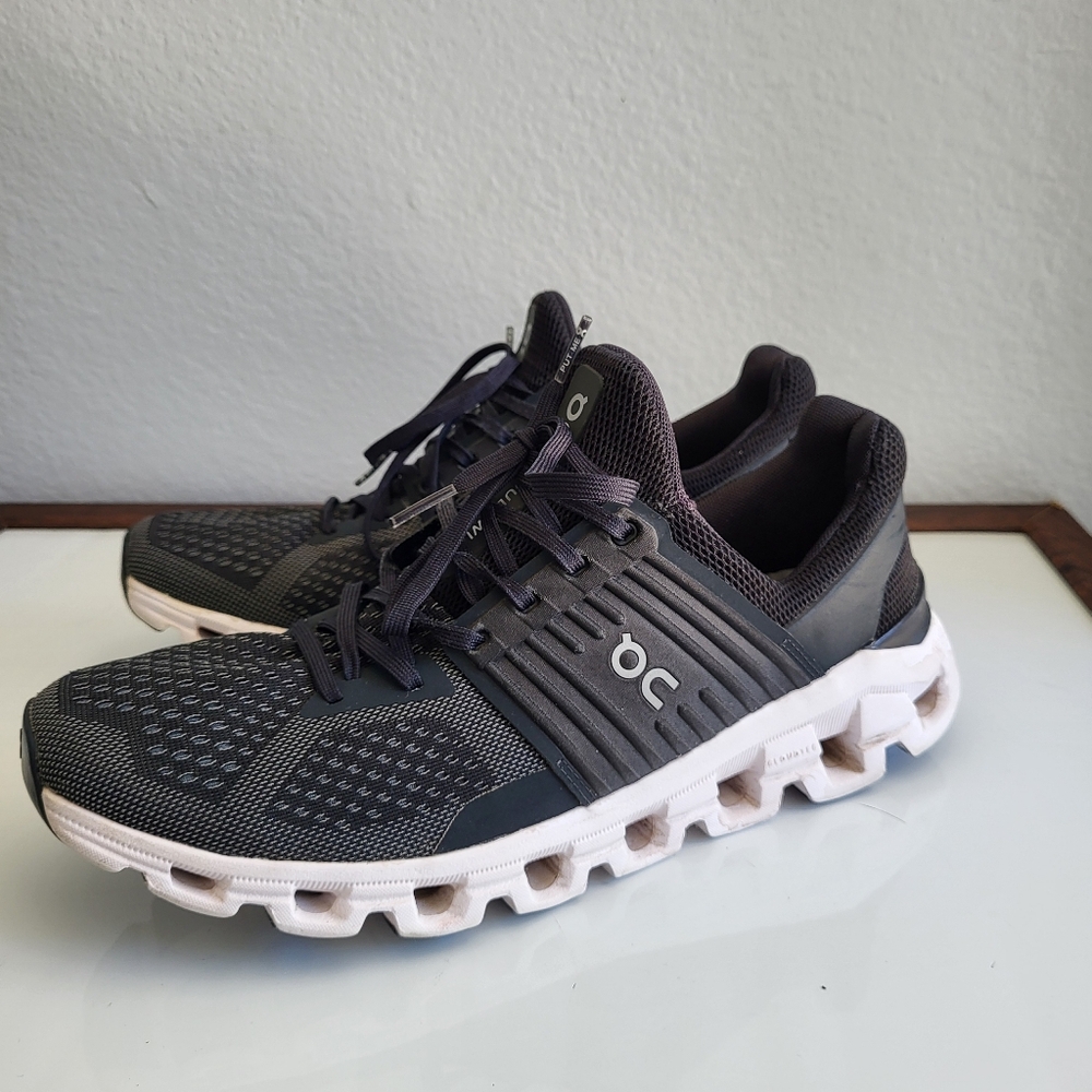 On cloud Cloudswift Sneakers in Black and White - Picture 10 of 16